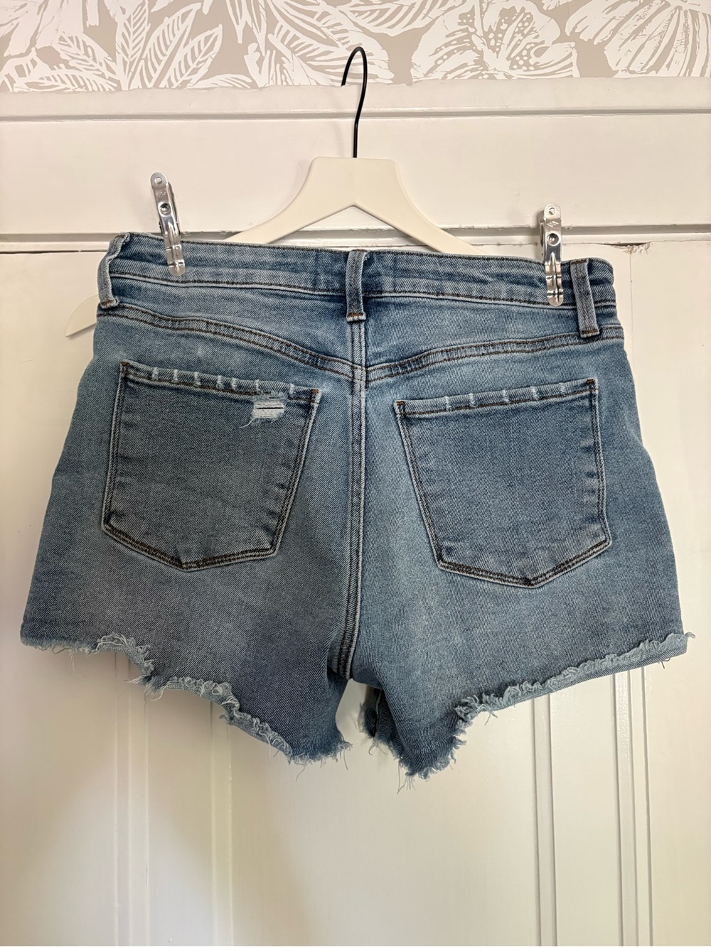 Evereve The Ever Short High Rise Distressed Denim Frayed Cutoff Shorts - Picture 4 of 8